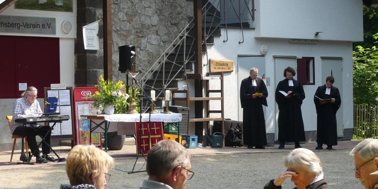 Das Pfarrteam mit Manuel Eibach,Torsten Böhm und Daniel Schweitzer und Bernd Wießner am Keyboard