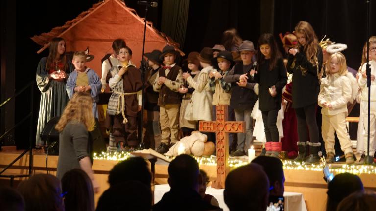 Die jungen Dartseller vom Krippenspiel  „Ein Licht leuchtet auf“ auf der Bühne.