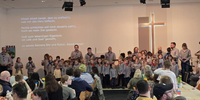 Die Pfadfinder „Turmfalken“ beim Festgottesdienst der Freien ev. Gemeinde Frankenbach