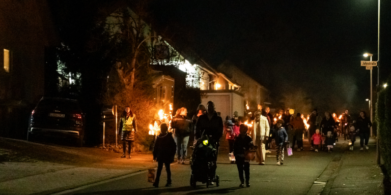 Der Fackelumzug durch das Oberdorf Frankenbach  wurde unterstützt durch die Freiwillige Feuerwehr. 