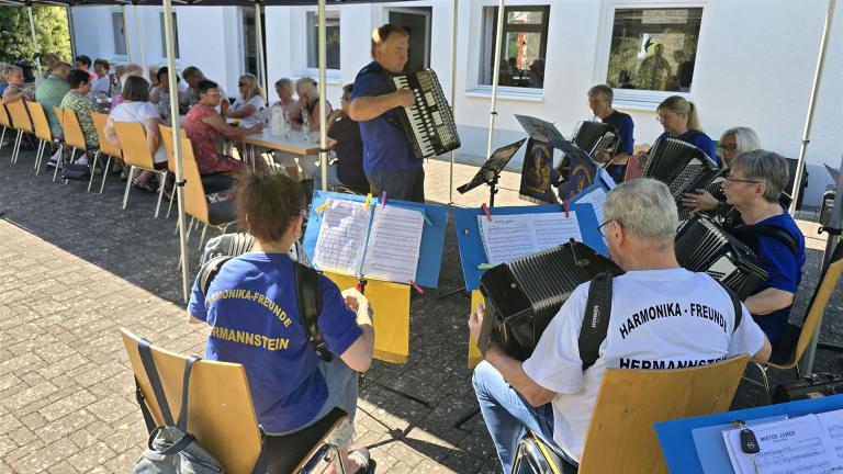 Harmonika-Freunde Hermannstein auf dem Sommerfest Kirchencafé Frankenbach