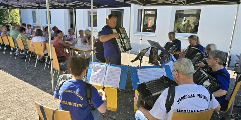 Harmonika-Freunde Hermannstein auf dem Sommerfest Kirchencafé Frankenbach