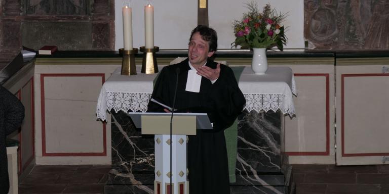 Manuel Eibach als neuen Pfarrer im Festgottesdienst eingeführt
