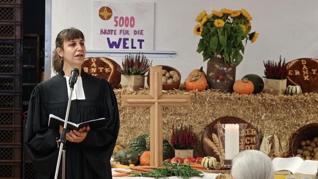 Pfarrerin Johanna Fröhlich beim Erntedankgottesdienst