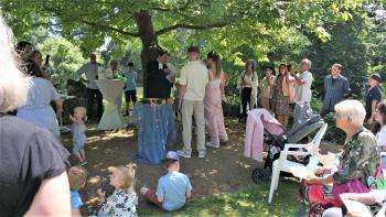 Taufe unter dem Blätterdach vom Kastanienbaum 