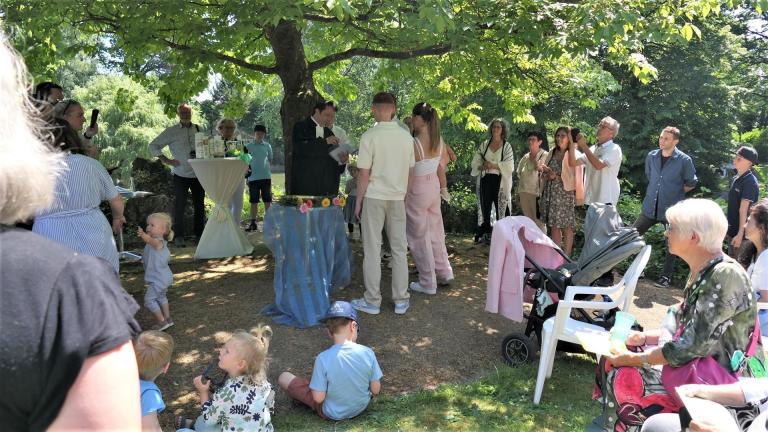 Taufe unter dem Blätterdach vom Kastanienbaum 