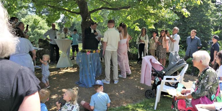 Taufe unter dem Blätterdach vom Kastanienbaum 