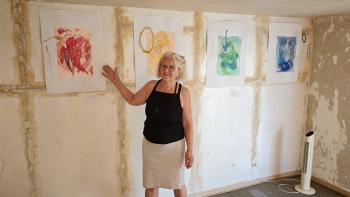 Martha Fritsch führt durch das halbleere Haus.