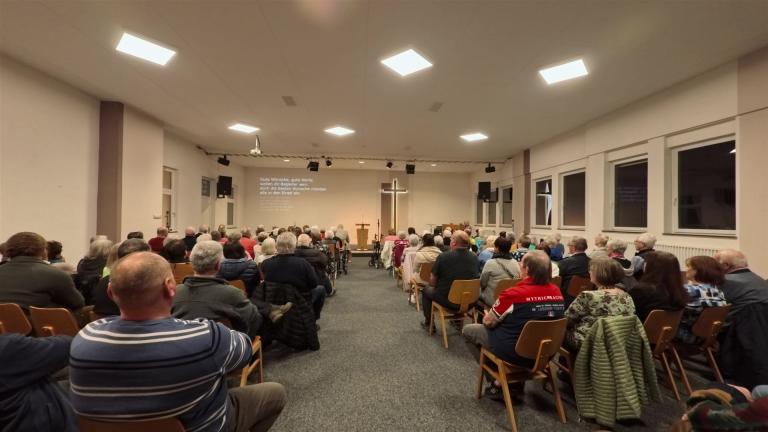 „Durchs Dach gemoacht“ Mundartgottesdienst in der FeG Frankenbach 
