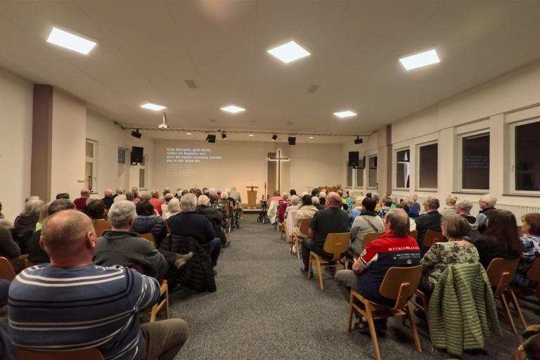 „Durchs Dach gemoacht“ Mundartgottesdienst in der FeG Frankenbach 