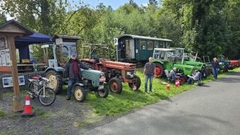 Die historischen Traktoren vor dem Eisenbahnwagon