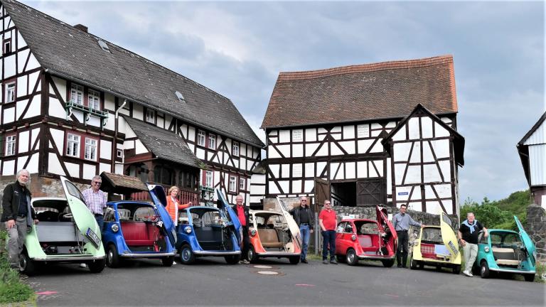 Die bunten Knutsch-Kugeln vor dem Hof