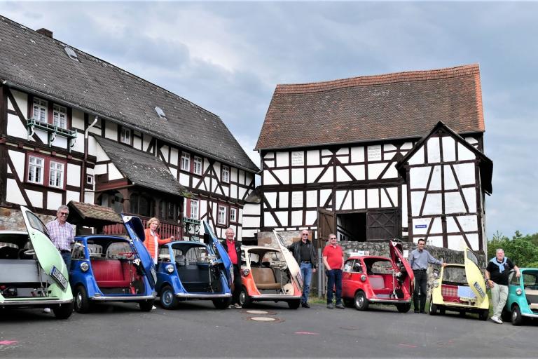 Die bunten Knutsch-Kugeln vor dem Hof