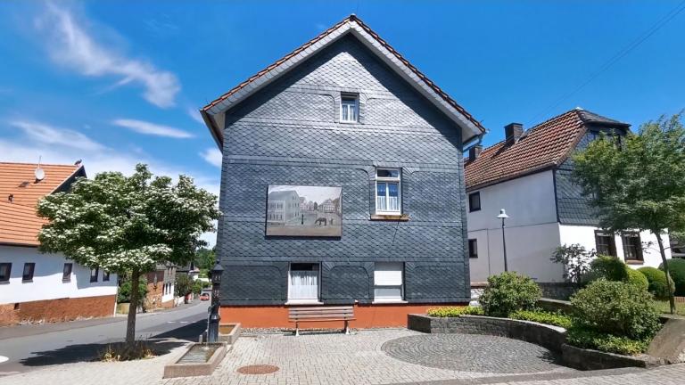 Dorfbrunnen und Heimatmuseum in Frankenbach 