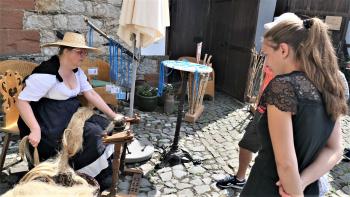 Exponate und historisches Handwerk zur Flachsbearbeitung.   