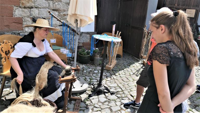 Exponate und historisches Handwerk zur Flachsbearbeitung.   