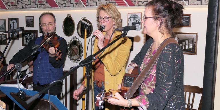 Trio Sometimes: Martina Mulch-Leidlich, Eva Saarbourg und Ed Westerdale. 