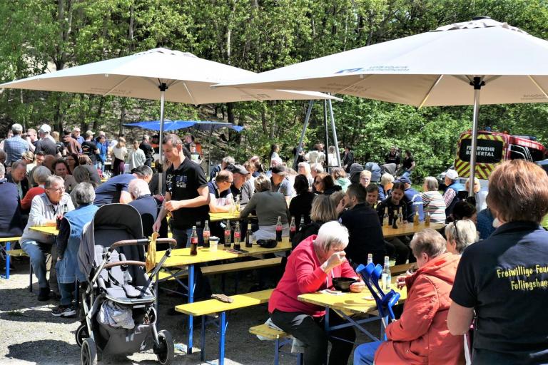 Vollbesetzte Sandkaute bei Kaiserwetter