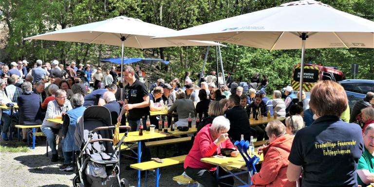 Vollbesetzte Sandkaute bei Kaiserwetter