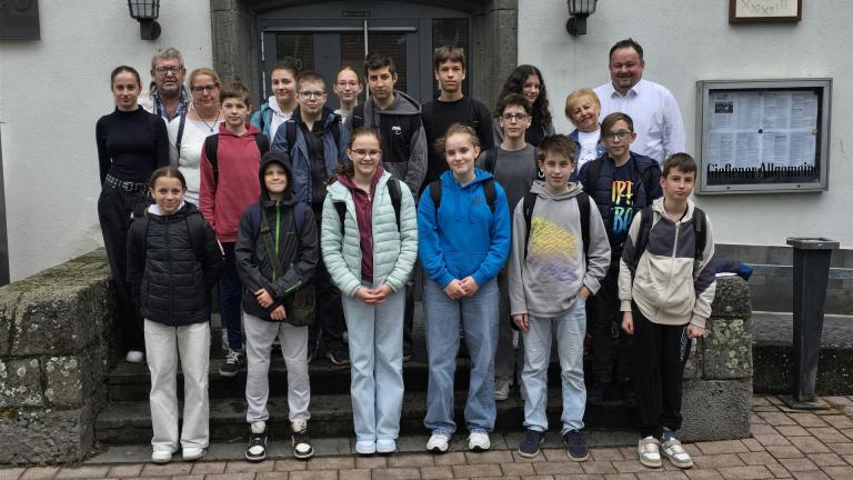 Die Schulklasse vor der Wettenberger Gemeindeverwaltung