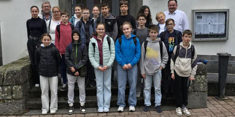 Die Schulklasse vor der Wettenberger Gemeindeverwaltung