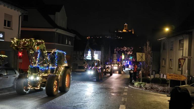 Der Lichterzug aus historischen und modernen Zugmaschinen zog sich durch alle 3 Wettenberger Ortsteile.