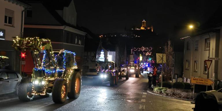 Der Lichterzug aus historischen und modernen Zugmaschinen zog sich durch alle 3 Wettenberger Ortsteile.