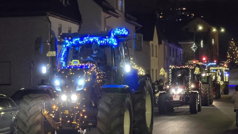 Die 5.Traktorlichterfahrt auf dem Weg durch Krofdorf