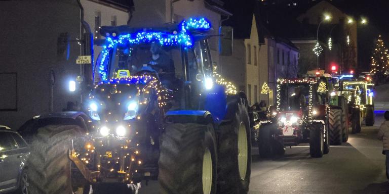 Die 5.Traktorlichterfahrt auf dem Weg durch Krofdorf