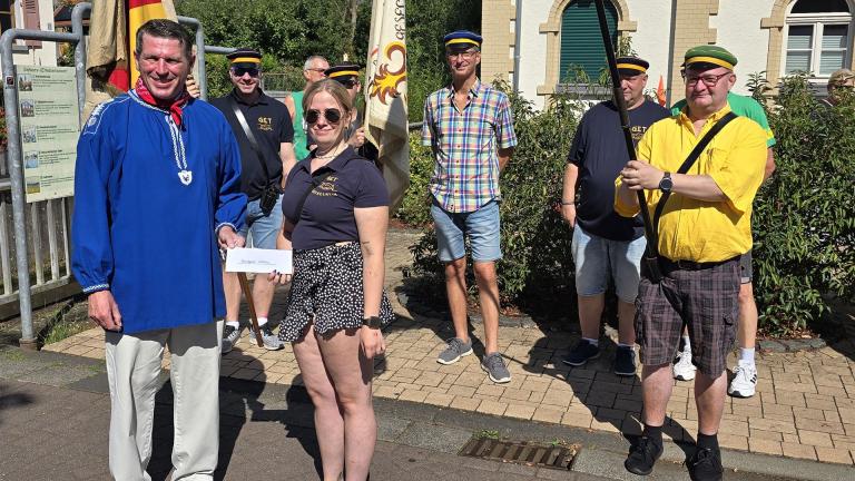 Die Burschen der GET holen das „Kirmesgeld“ bei Bürgermeister Lars-Burkhard Steinz ab.