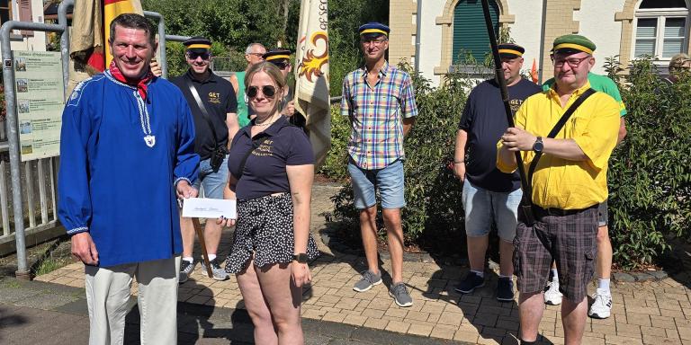 Die Burschen der GET holen das „Kirmesgeld“ bei Bürgermeister Lars-Burkhard Steinz ab.