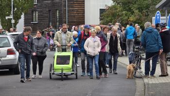 Die Wandergruppen starten am Ev. Gemeindehaus