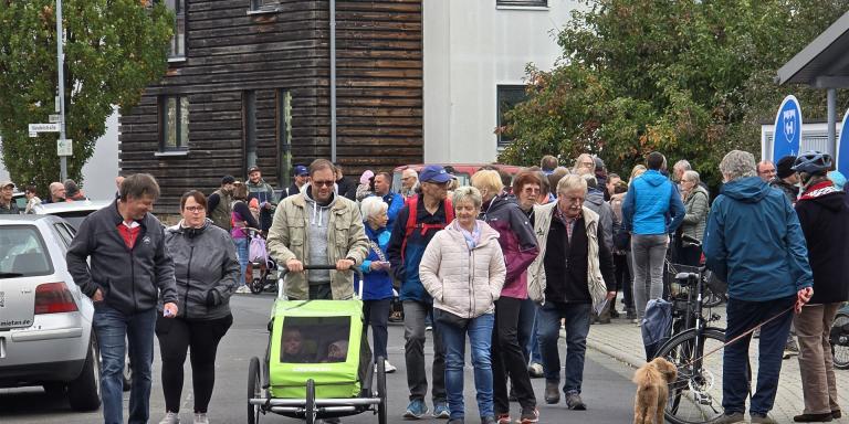 Die Wandergruppen starten am Ev. Gemeindehaus