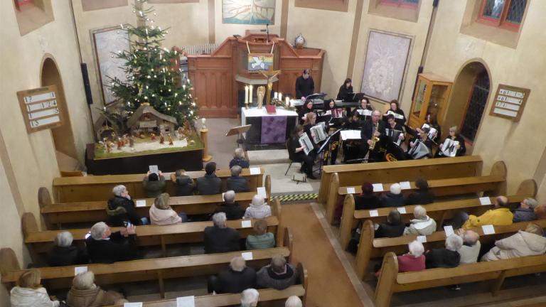 Harmonika Bigband im Kinzenbacher Gotteshaus