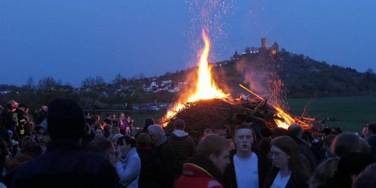 Osterfeuer vor Burg Gleiberg