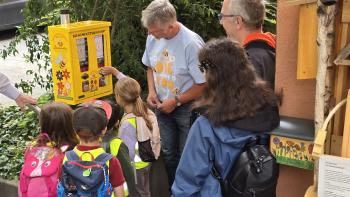 Rege Nutzung vom Bienenfutter-Automat