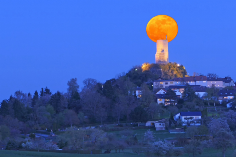 Der Mond ruht sich auf dem Bergfried aus.