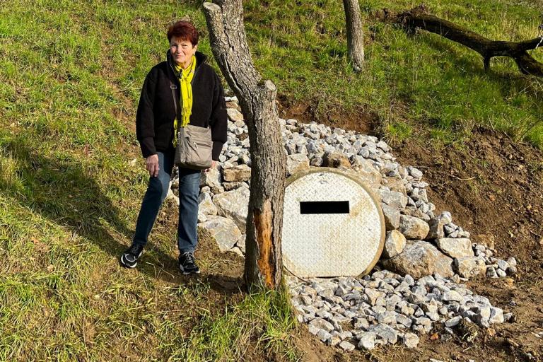 Inge Mohr am Fledermausstollen