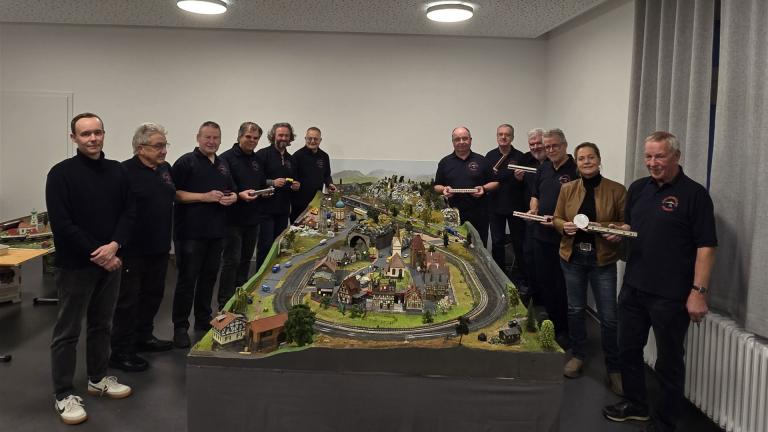 Modellbahn – Freunde vor der Modelleisenbahn-Anlage