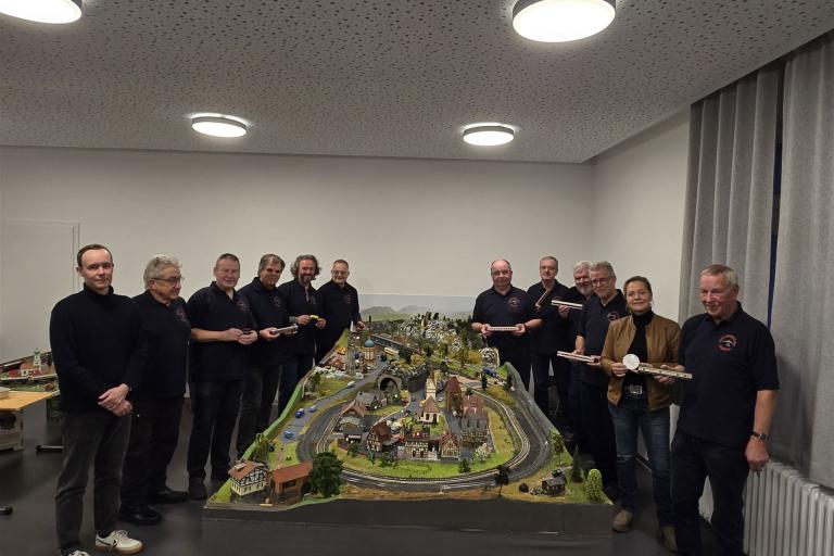 Modellbahn – Freunde vor der Modelleisenbahn-Anlage
