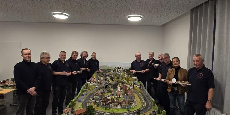 Modellbahn – Freunde vor der Modelleisenbahn-Anlage