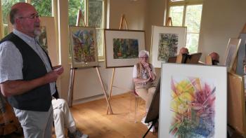 Norbert Reinhold Kerl eröffnet die Kunstausstellung im Schweizer Haus