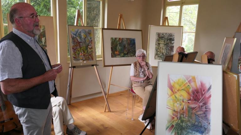 Norbert Reinhold Kerl eröffnet die Kunstausstellung im Schweizer Haus