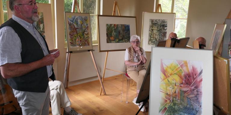 Norbert Reinhold Kerl eröffnet die Kunstausstellung im Schweizer Haus