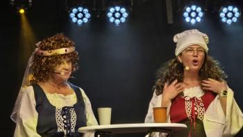 Sonja und Sandra Waldschmidt glossierten das Dorfgeschehen „Hug uff’m Berg“.