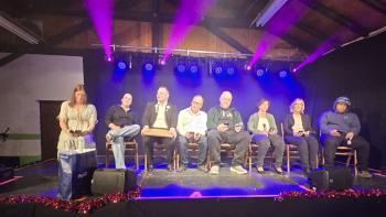 Der „Whats App Sketsch: Katrin Ferber, Alisa Plank, Kerstin Gerlach-Haus, Nadine Bender, Daniel Strackbein, Dirk Römer, Andi Weil und Neuzugang Maurice Corbett.