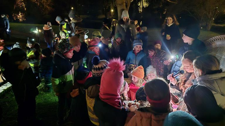 Annette Lust las das Märchen „Schneewittchen“ im Gail’schen Park