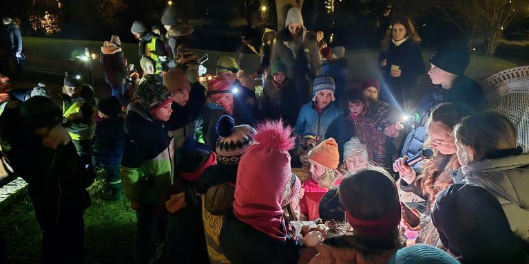 Annette Lust las das Märchen „Schneewittchen“ im Gail’schen Park