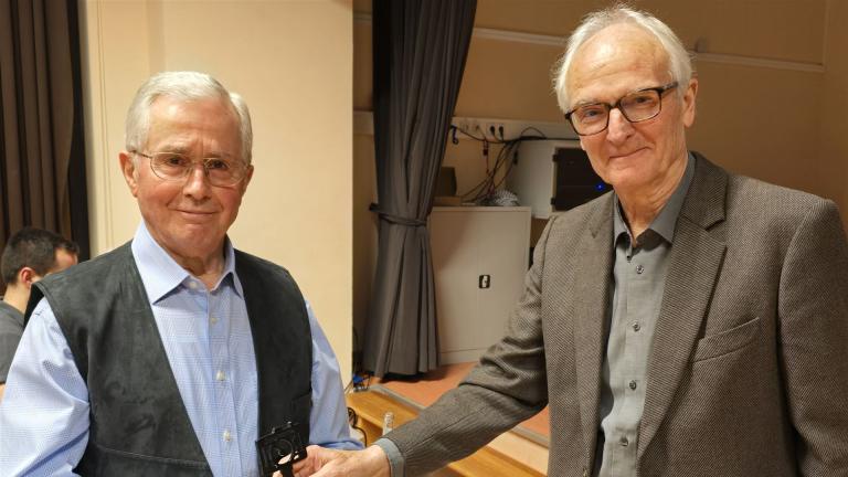 Vorsitzender Thomas Prochazka dankte am Ende des Film- und Liederabends Artur Ruppert herzlich mit einem Präsent.