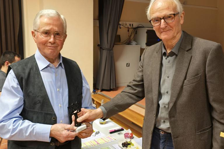 Vorsitzender Thomas Prochazka dankte am Ende des Film- und Liederabends Artur Ruppert herzlich mit einem Präsent.